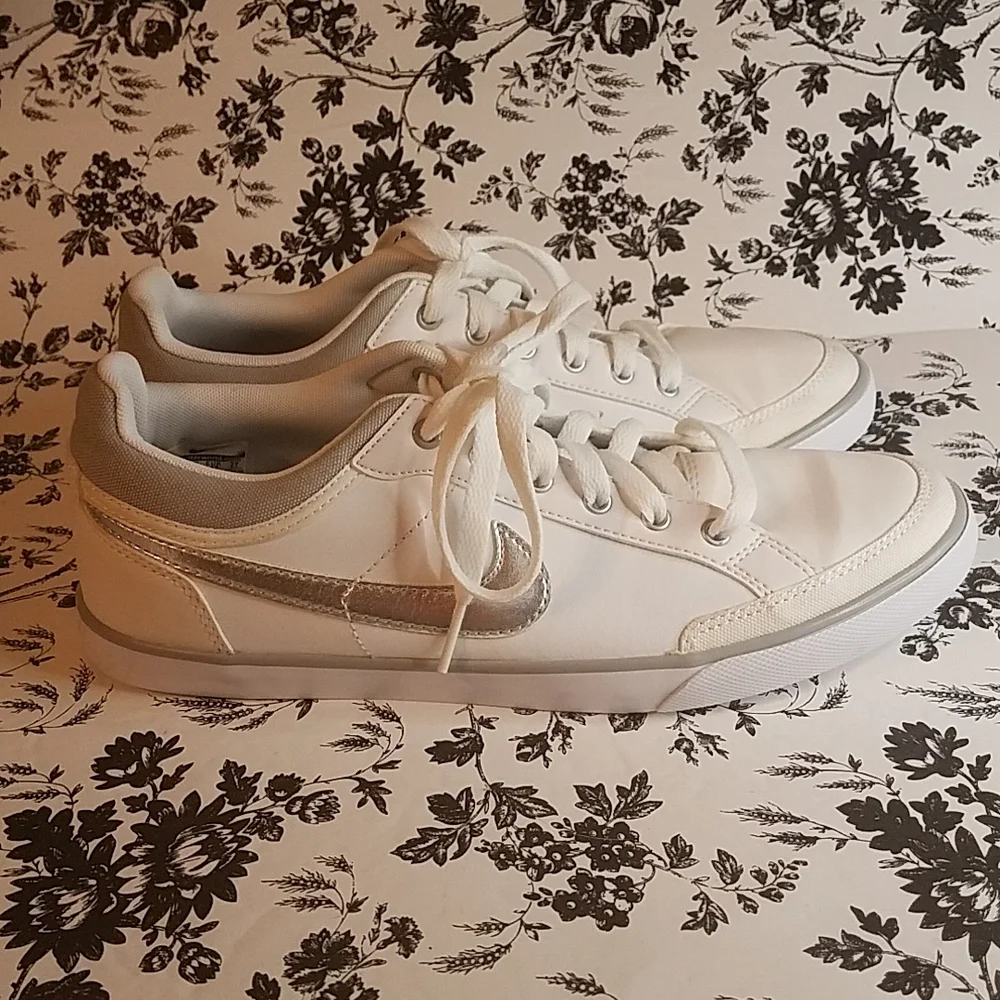 Nike white/metallic b30 - Picture 1 of 12